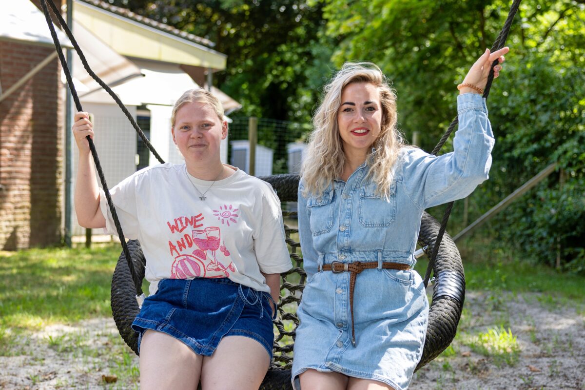 Myrthe en Lijanne op een schommel